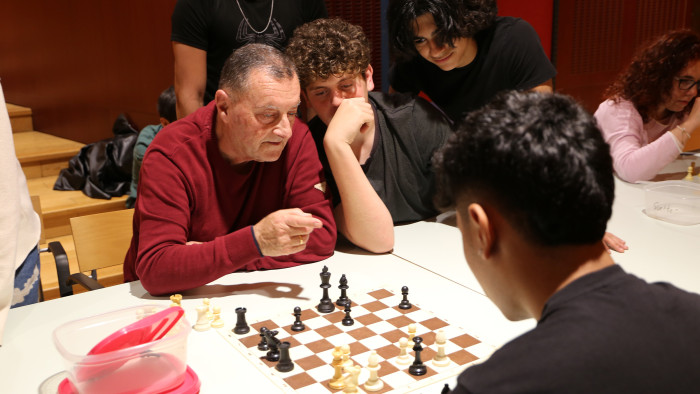 Pacient amb Parkinson i alumnes de 4t d'ESO jugant a escacs