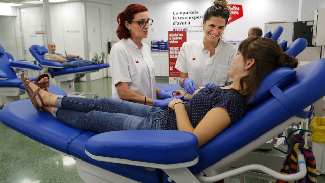 Dona donant sang