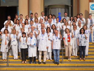 Professionals de Vall d'Hebron reben l'acreditació OECI com a centre integral d'atenció oncològica.