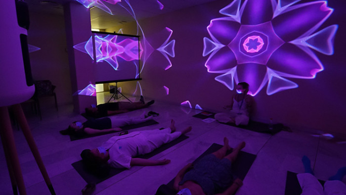 Imatge duna sessió de la teràpia mindfulness amb realitat immersiva cedida per Broomx